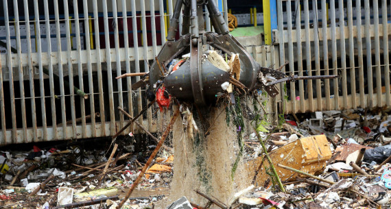 Pintu Air Manggarai Menjadi Tumpukan Sampah - JPNN.com