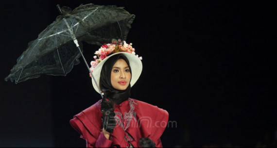 Perancang Busana Linda Tampil di Indonesia Fashion Week 2019 - JPNN.com